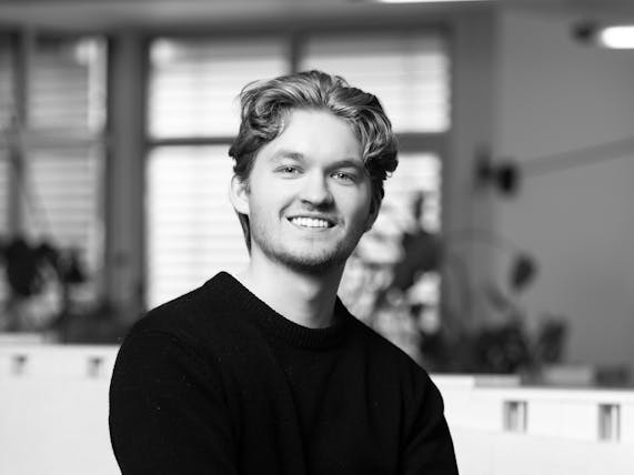 Jiro 0225 photo Niklas Hart bw crop