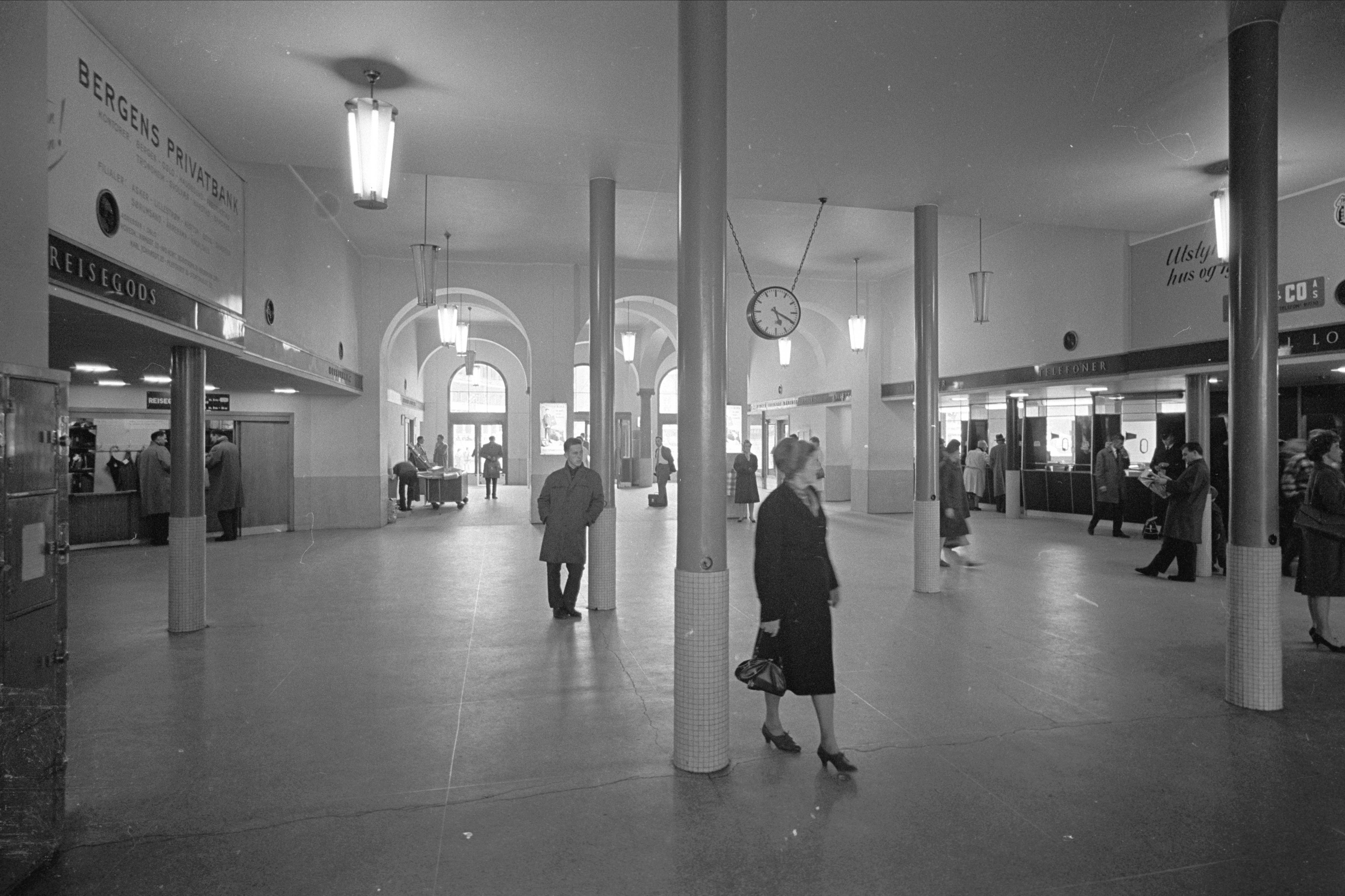 The train-hall looking towards the eastern entrance. (Photo: Johan Brun, 1962)