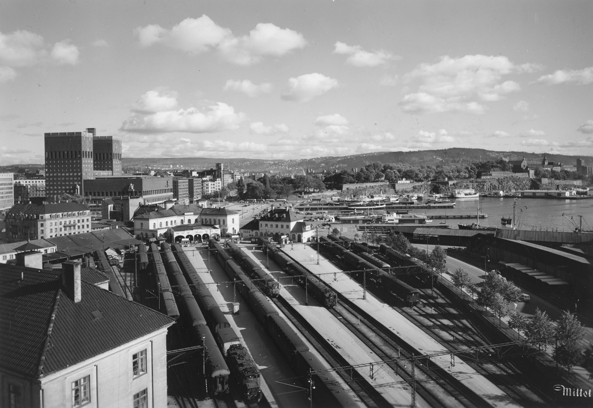 Oslo West Station seen from west. (Photo: Jac Brun, ca 1950)