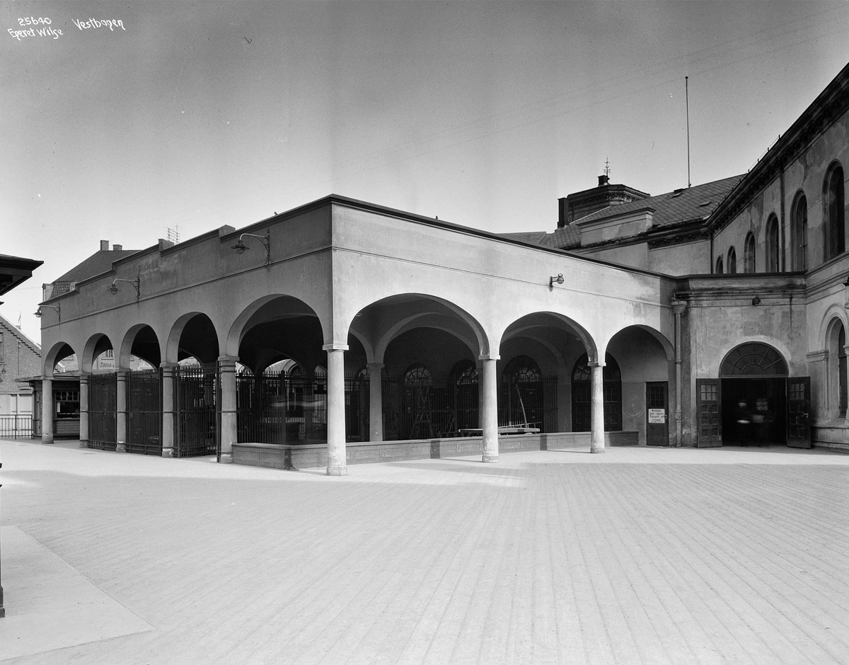 Facade towards the train platforms seen from south-east. (Photo: Anders B. Wilse, 1925)